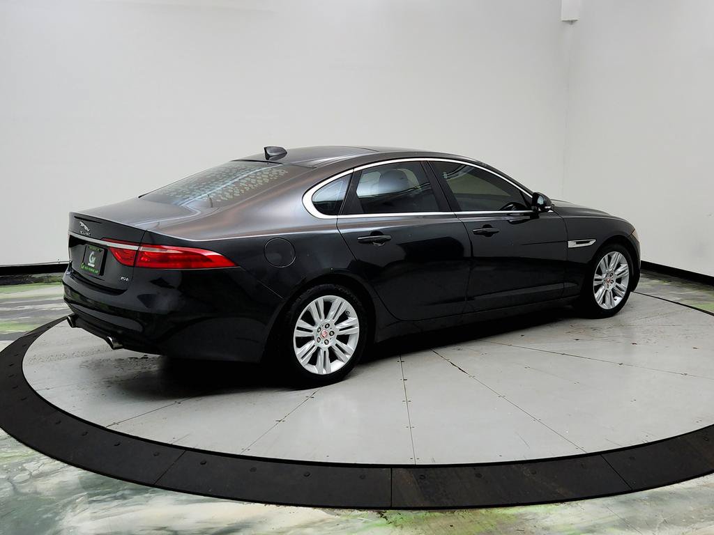 Used 2016 Jaguar XF Premium RWD image 5