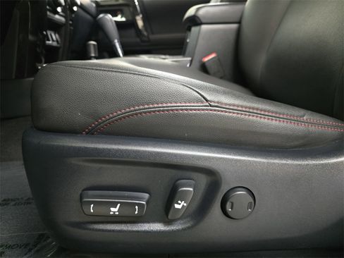 Used 2020 Toyota 4Runner Venture w/ Moonroof Package image 31