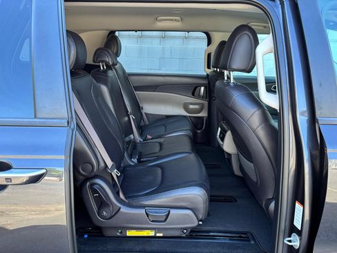 Used 2025 Kia Carnival EX FWD image 21