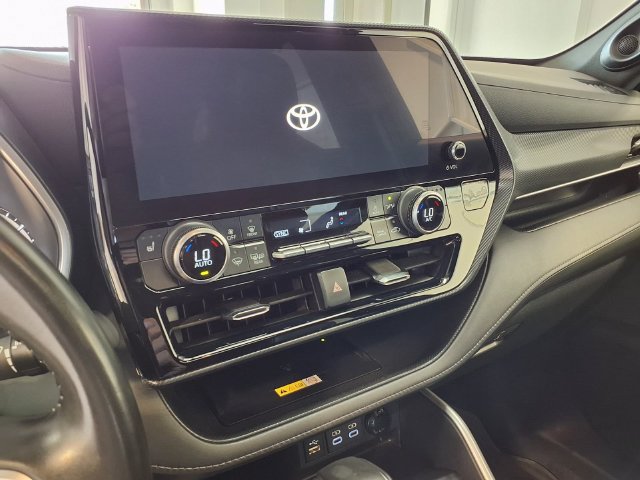 Used 2023 Toyota Highlander XSE FWD image 11