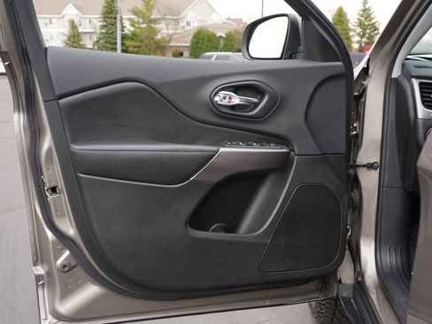Used 2019 Jeep Cherokee Latitude w/ Popular Appearance Group AWD/4WD image 14