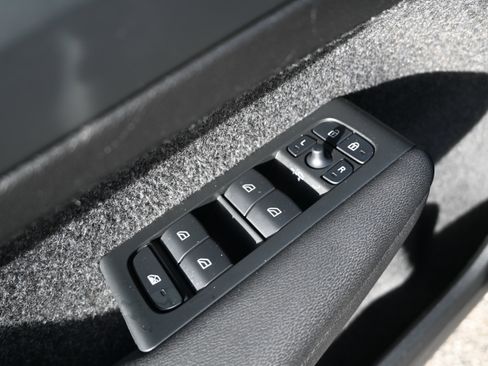 Used 2025 Volvo XC40 B5 Core image 27