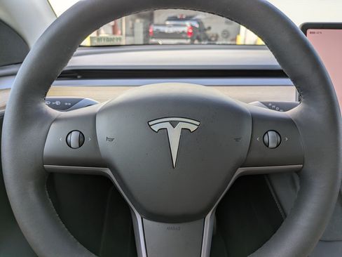 Used 2023 Tesla Model Y 2WD image 20