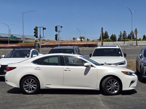 Used 2017 Lexus ES 300h w/ Navigation System Package FWD image 3