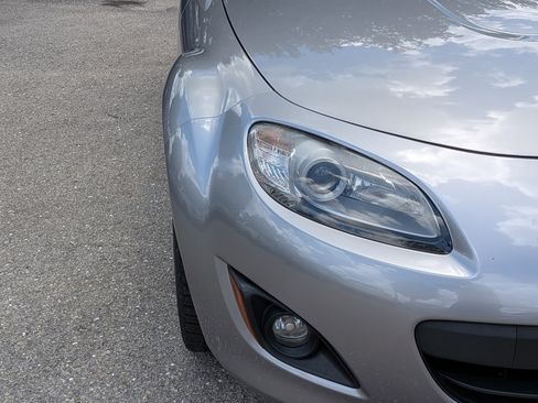 Used 2011 MAZDA MX-5 Miata Sport w/ Convenience Pkg RWD image 9
