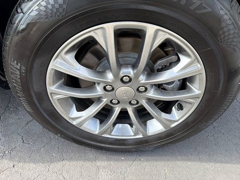 Used 2019 Jeep Cherokee Latitude Plus w/ Cold Weather Group AWD/4WD image 17