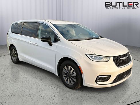 Used 2024 Chrysler Pacifica Limited FWD image 8