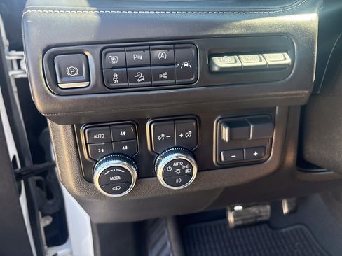 Used 2023 GMC Yukon Denali Ultimate AWD/4WD image 11