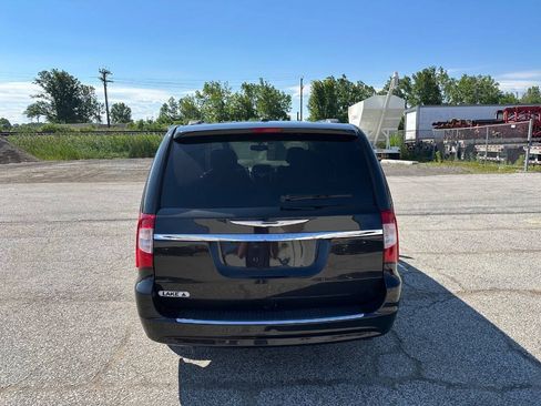 Used 2014 Chrysler Town & Country Touring-L FWD image 4