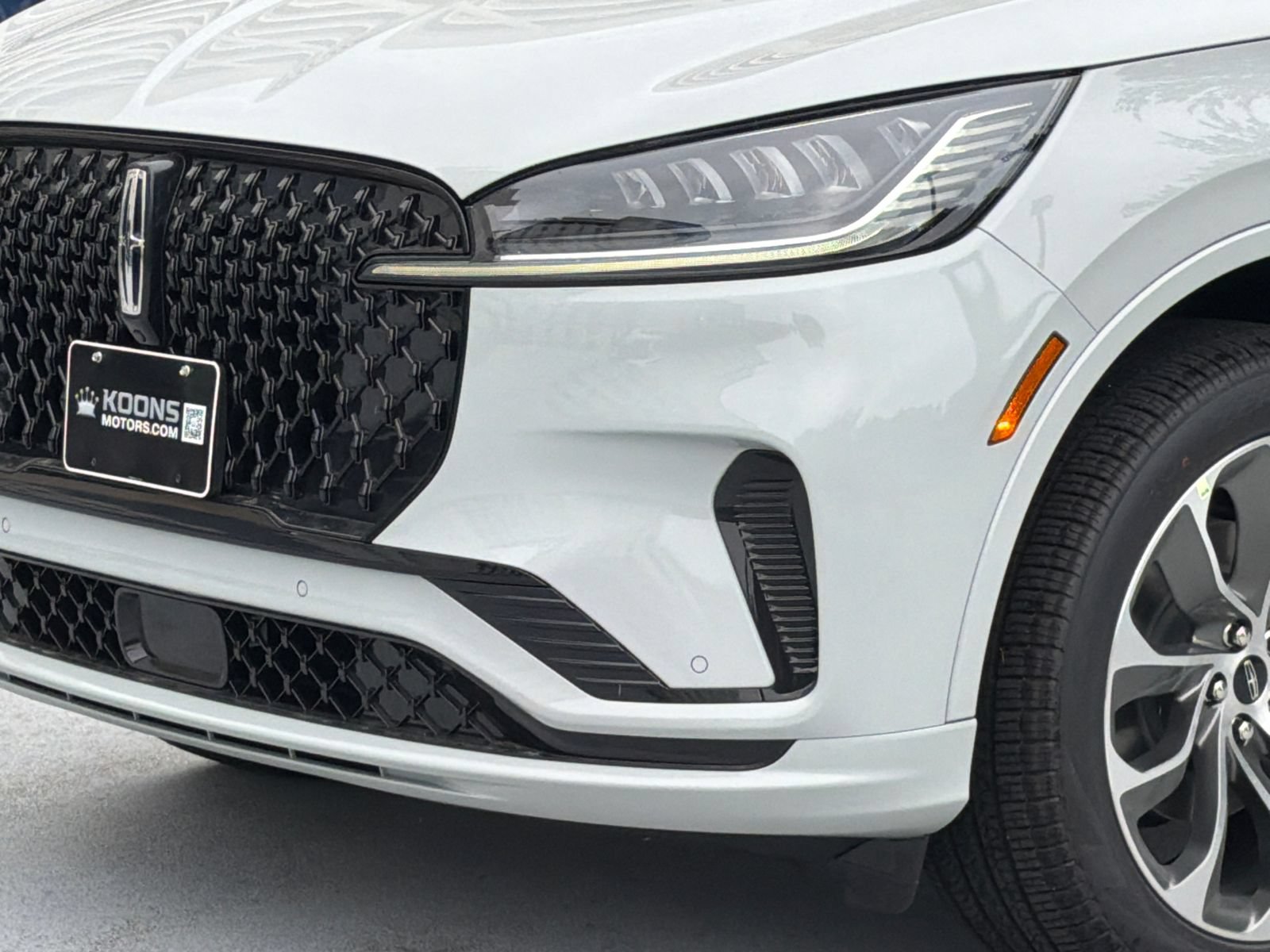 New 2027 Lincoln Aviator AWD w/ Jet Appearance Package image 2