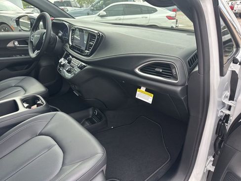 New 2026 Chrysler Pacifica Select image 55