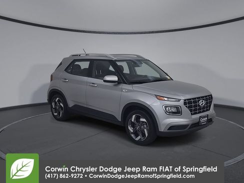 Used 2025 Hyundai Venue SEL FWD image 3