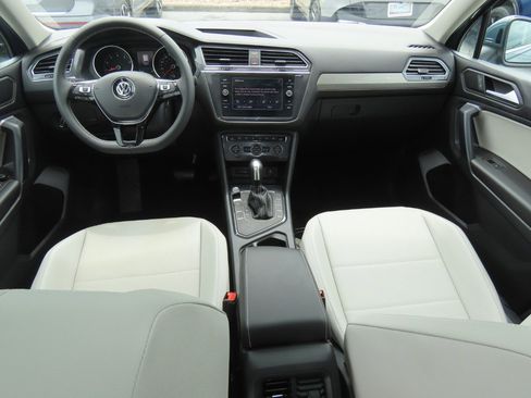 Used 2021 Volkswagen Tiguan SE w/ Panoramic Sunroof Package FWD image 22