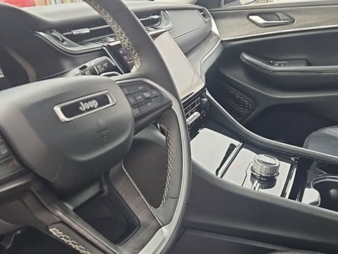 Used 2023 Jeep Grand Cherokee Limited AWD/4WD image 17