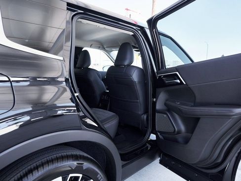 Used 2025 Mitsubishi Outlander SE FWD image 14