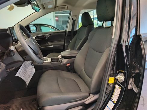 Used 2021 Toyota RAV4 LE AWD/4WD image 9