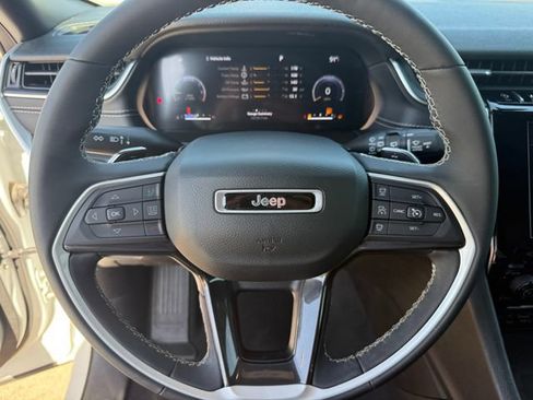 Used 2023 Jeep Grand Cherokee Altitude RWD image 16