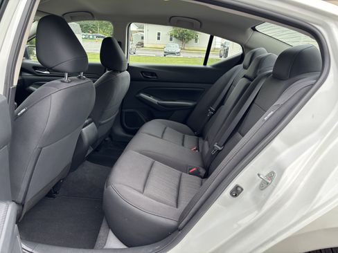 Used 2025 Nissan Altima 2.5 SV FWD image 14