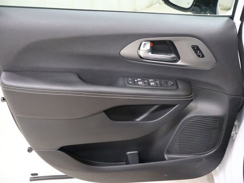 New 2027 Chrysler Pacifica Select FWD image 9