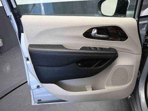 Used 2023 Chrysler Pacifica Limited image 19