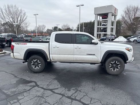 Used 2019 Toyota Tacoma TRD Off-Road w/ Technology Package image 4