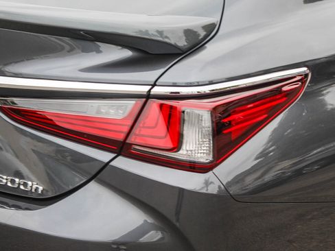 Used 2025 Lexus ES 300h w/ Premium Package image 7