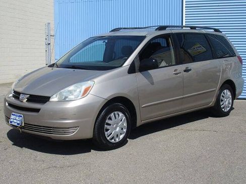 Used 2005 Toyota Sienna LE w/ LE Pkg 1 FWD image 2