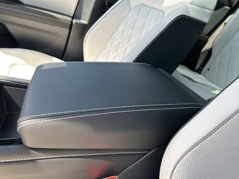 Used 2024 Volkswagen Atlas Cross Sport SEL Premium R-Line image 34