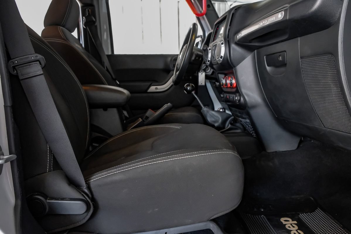 Used 2016 Jeep Wrangler Unlimited Sahara w/ Connectivity Group AWD/4WD image 30