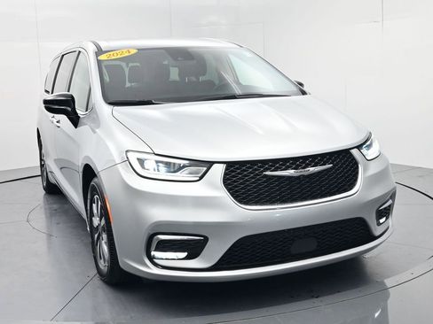 Used 2024 Chrysler Pacifica Limited FWD image 2