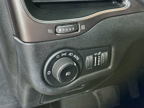 Used 2019 Jeep Cherokee Latitude Plus FWD image 10