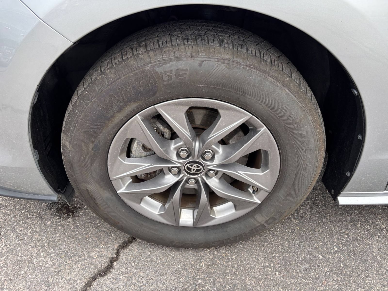 Used 2025 Toyota Sienna XLE FWD image 32
