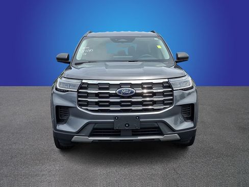 Used 2025 Ford Explorer Active AWD/4WD image 2