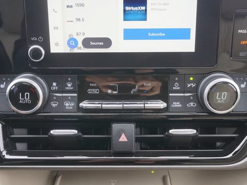 Used 2023 Toyota Highlander XLE AWD/4WD image 14