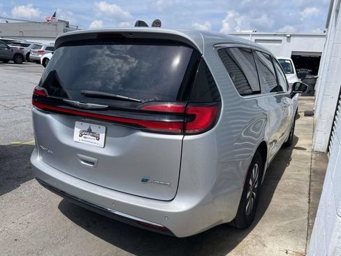 Used 2023 Chrysler Pacifica Touring-L FWD image 9
