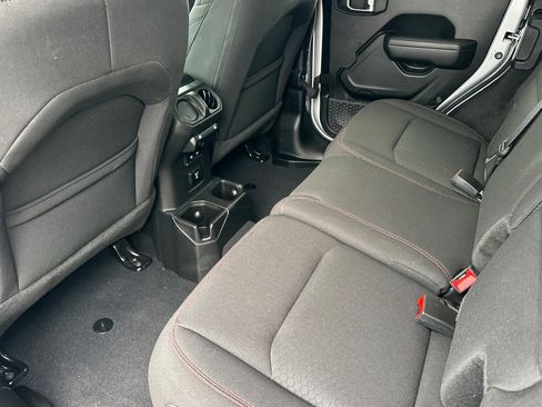 Used 2023 Jeep Wrangler Unlimited Rubicon image 12