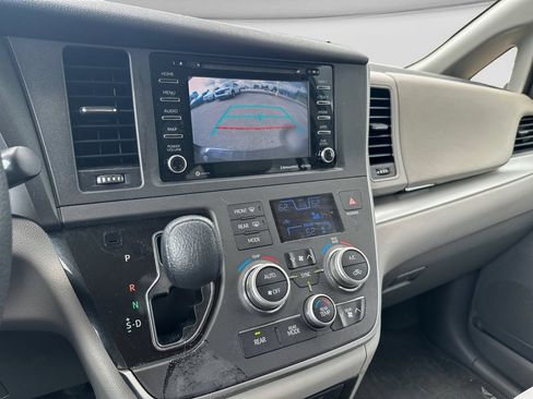 Used 2020 Toyota Sienna LE AWD/4WD image 11