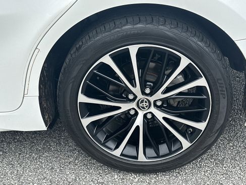 Used 2018 Toyota Camry SE w/ Moonroof Package FWD image 19
