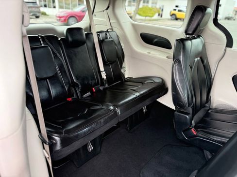 Used 2023 Chrysler Pacifica Touring-L AWD/4WD image 13