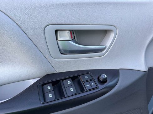 Used 2015 Toyota Sienna LE FWD image 25