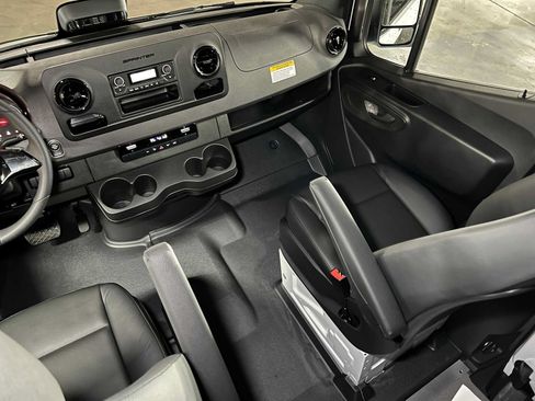 Used 2025 Mercedes-Benz Sprinter 2500 image 33
