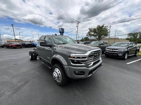 New 2026 RAM 5500 4x4 Crew Cab image 3