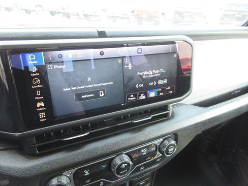 Used 2025 Jeep Gladiator Sport AWD/4WD image 24