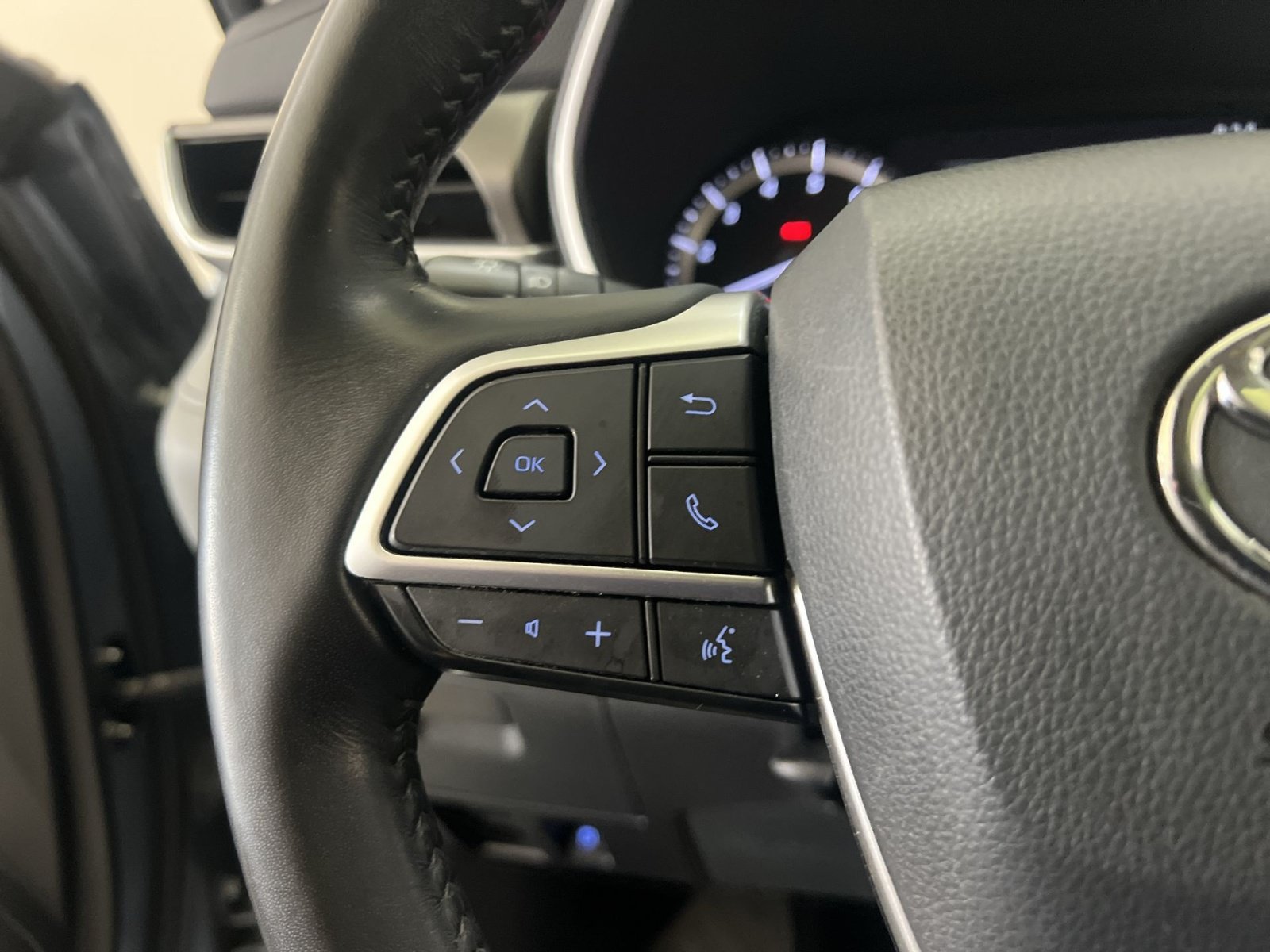Used 2022 Toyota Highlander XLE FWD image 33