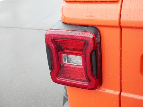 Used 2019 Jeep Wrangler Unlimited Sahara w/ Cold Weather Group image 17