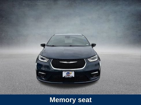 Used 2025 Chrysler Pacifica Select image 10