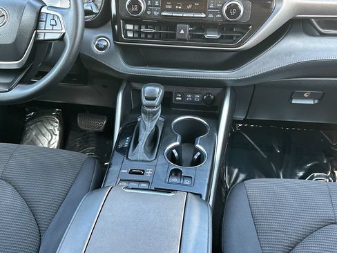 Used 2022 Toyota Highlander L AWD/4WD image 16