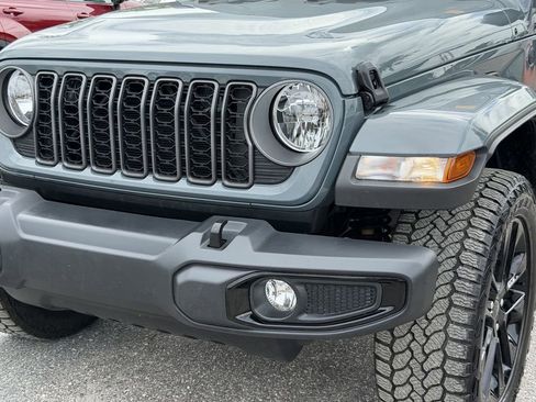 Used 2025 Jeep Gladiator Sport AWD/4WD image 10