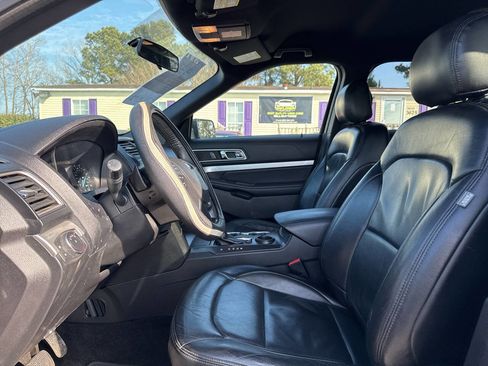 Used 2017 Ford Explorer XLT FWD image 10