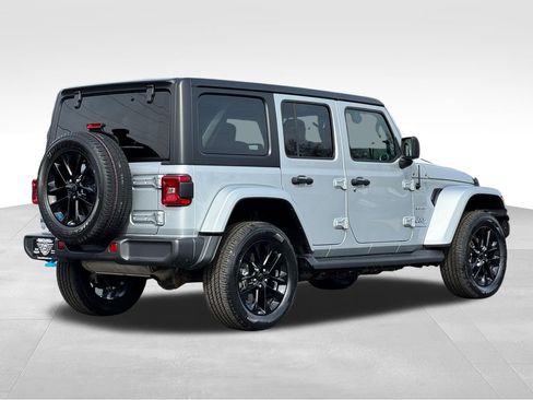 Used 2023 Jeep Wrangler Unlimited Sahara w/ Cold Weather Group AWD/4WD image 7